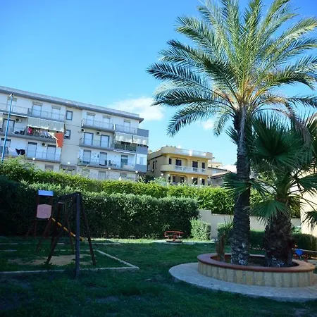 Vacanze Ancora מלון דירות 4*