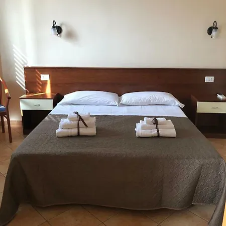 Vacanze Ancora מלון דירות 4*