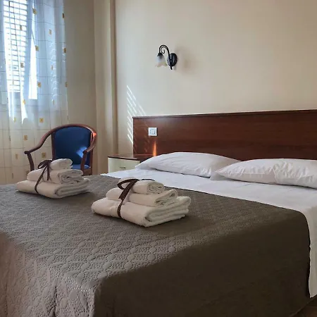 Vacanze Ancora מלון דירות 4*